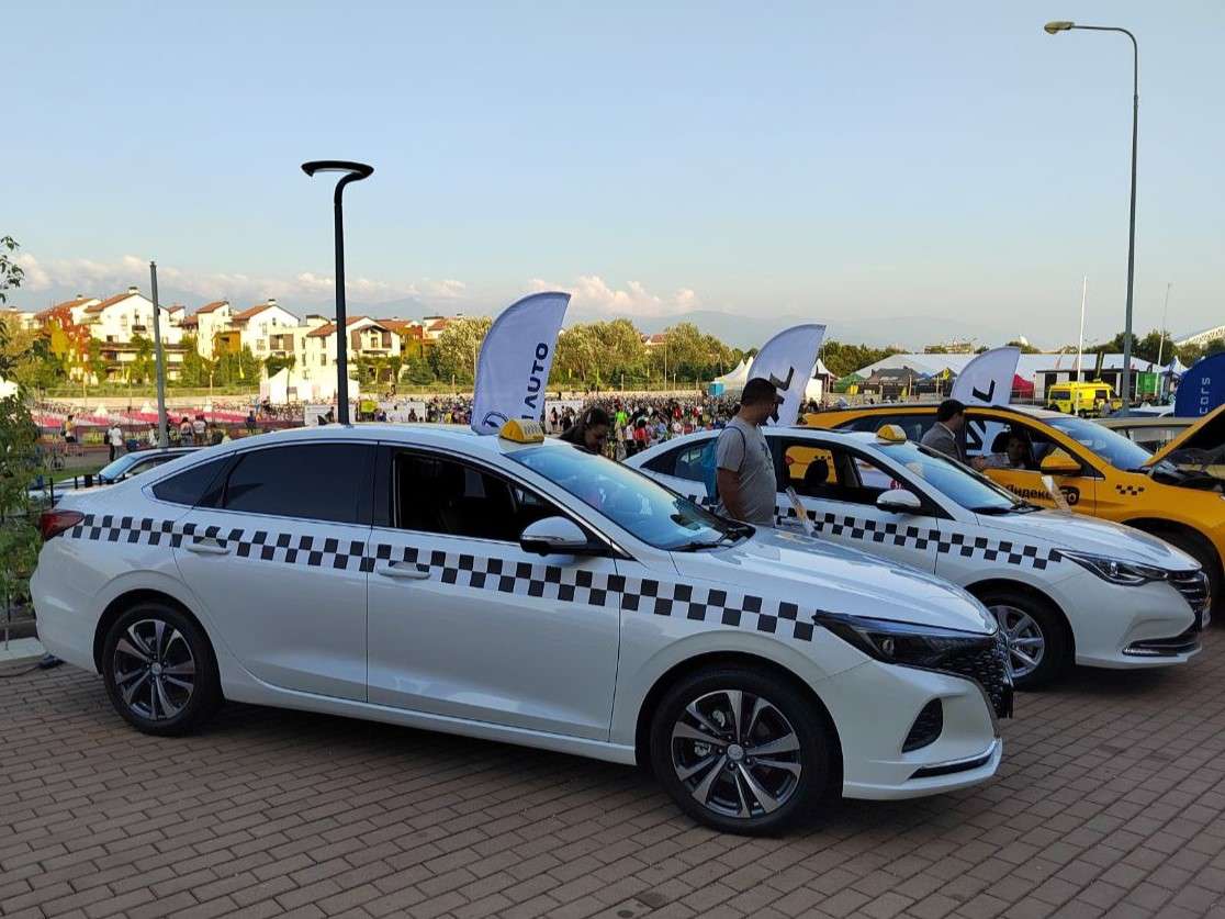 sedany changan alsvin i eado plus postupyat v taksoparki