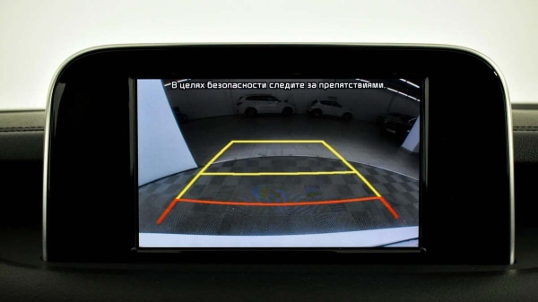 Kia Stinger I (2017-2021) - интерьер, мультимедийная система с камерой заднего вида