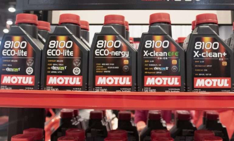 Синтетические и полусинтетические масла Motul: в чём разница?